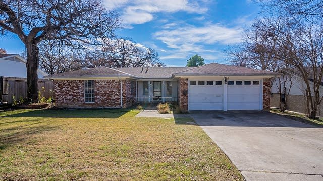 Photo 1 of 21 - 7412 Laurie Dr, Fort Worth, TX 76112