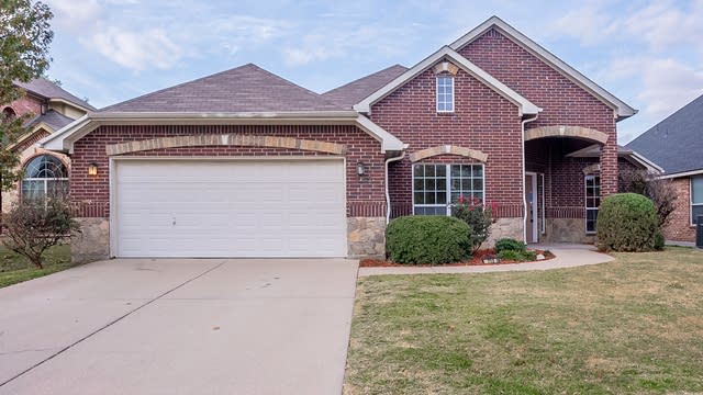 Photo 1 of 28 - 713 Date Ct, Burleson, TX 76028
