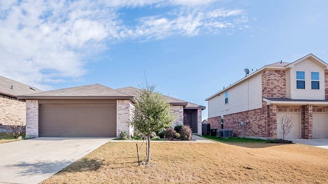 Photo 1 of 17 - 3033 Coyote Canyon Trl, Fort Worth, TX 76108
