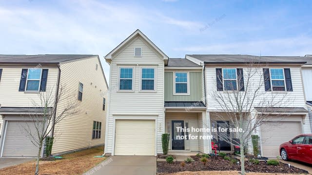 Photo 1 of 17 - 3727 Landshire View Ln, Raleigh, NC 27616
